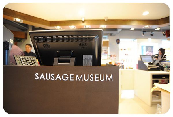【台南】黑橋牌香腸博物館，巨無霸香腸拼盤好好拍，免門票還有現烤香腸，有吃又有玩的博物館～ @捲捲頭 ♡ 品味生活