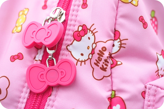 【人氣兒童背包】 Hello Kitty「蘋果棉花糖」開箱分享，現在到BAG TO YOU百達遊買童包就有機會參加《impact怡寶》親子童樂會，領千元獎品，再抽驚喜禮物喔！ @捲捲頭 ♡ 品味生活