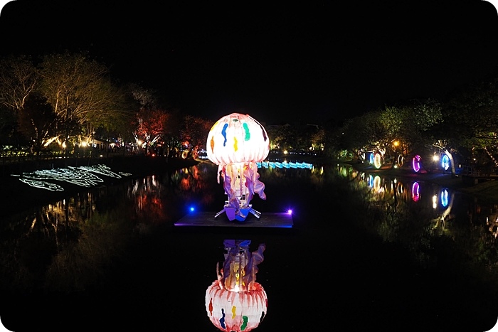2020 月津港燈節，全台唯一在水上展出的燈會，水域巷弄相互輝映！迷人的台南鹽水小鎮，還有超多美食等著你來逛～ @捲捲頭 ♡ 品味生活