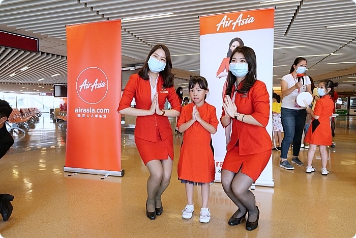 AirAsia 小小航空體驗班⎪裝扮成小小空服員、小小地勤嗨翻桃園機場，check-in行李、登機廣播，還能近距離看飛機起飛！ @捲捲頭 ♡ 品味生活