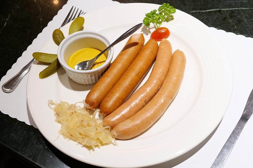 艾德堡德國城堡德國料理，有可愛磨菇水煮蛋、巧克力香蕉、還有正統德國豬腳套餐這裡才吃的到！ @捲捲頭 ♡ 品味生活