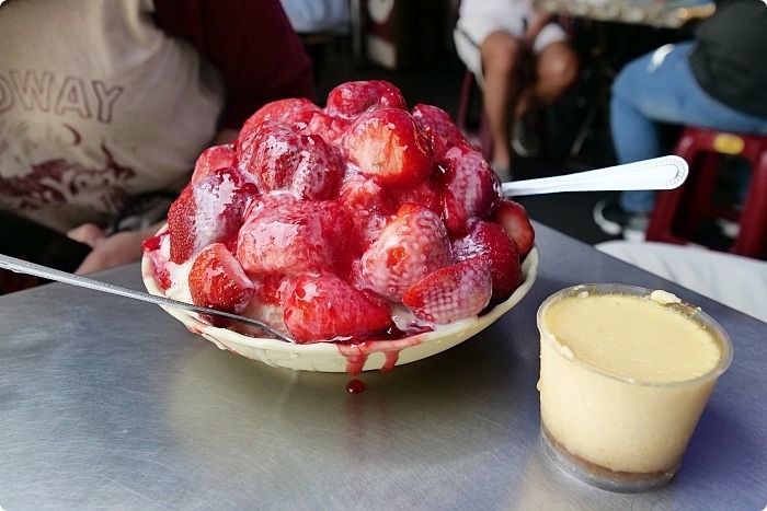 台南【冰鄉】必吃爆炸草莓冰，還有藏身在路邊的銷魂滋味中華拉麵～ @捲捲頭 ♡ 品味生活