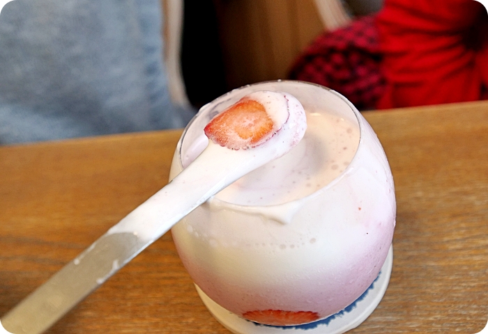 花蓮》法式草莓冰淇淋舒芙蕾鬆餅，入口即化鬆軟美味，還有夢幻粉紅草莓果昔，絕對讓妳粉紅少女心大爆發！ @捲捲頭 ♡ 品味生活