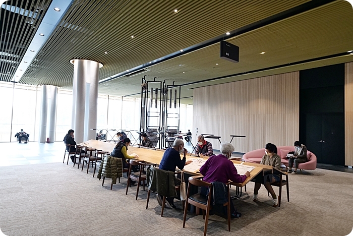 台南市立圖書館新總館，一座融入城市靈魂的圖書館， 金色窗花樓X紅旋梯X絕美迴廊，文青必踩點！ @捲捲頭 ♡ 品味生活