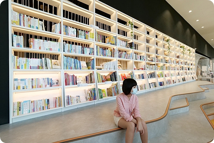 台南市立圖書館新總館，一座融入城市靈魂的圖書館， 金色窗花樓X紅旋梯X絕美迴廊，文青必踩點！ @捲捲頭 ♡ 品味生活