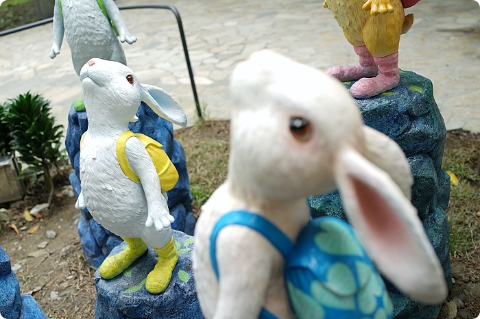礁溪轉運站幾米兔廣場，有萌度破表的愛麗絲巨大白兔先生，兔兔泡湯浴，快搶攻你的IG版面～ @捲捲頭 ♡ 品味生活