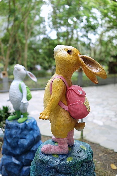 礁溪轉運站幾米兔》有萌度破表的愛麗絲巨大白兔先生，兔兔泡湯浴，快搶攻你的IG版面～ @捲捲頭 ♡ 品味生活