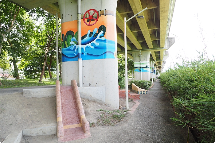 宜蘭》雙園自行車道。新打卡亮點！藏在橋下的彩繪藝術，還能與火車同行散步綠空廊道！ @捲捲頭 ♡ 品味生活