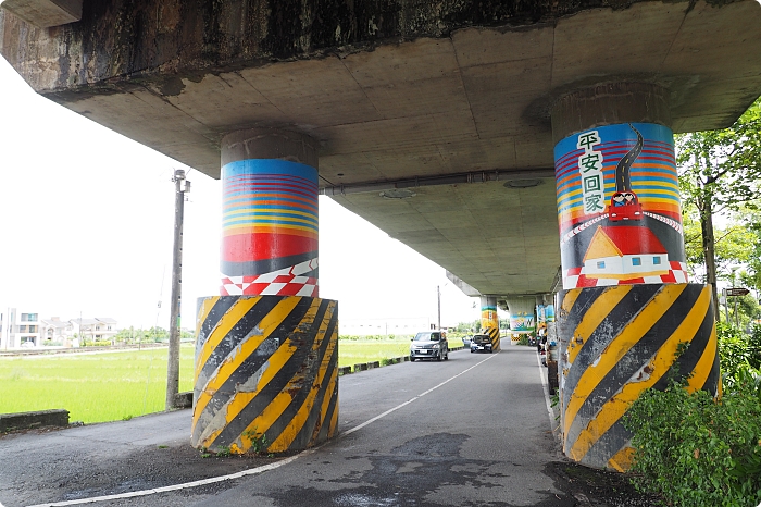 宜蘭雙園自行車道，新打卡亮點！藏在橋下的彩繪藝術，還能與火車同行散步綠空廊道！ @捲捲頭 ♡ 品味生活