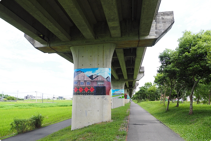 宜蘭雙園自行車道，新打卡亮點！藏在橋下的彩繪藝術，還能與火車同行散步綠空廊道！ @捲捲頭 ♡ 品味生活