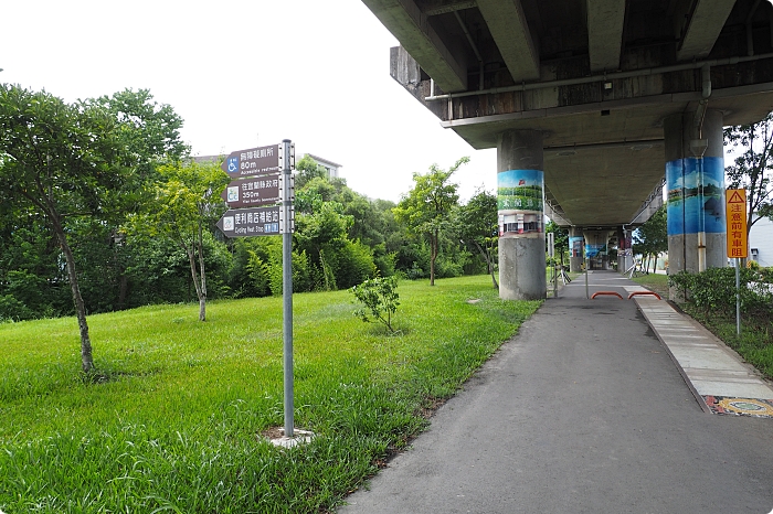 宜蘭》雙園自行車道。新打卡亮點！藏在橋下的彩繪藝術，還能與火車同行散步綠空廊道！ @捲捲頭 ♡ 品味生活