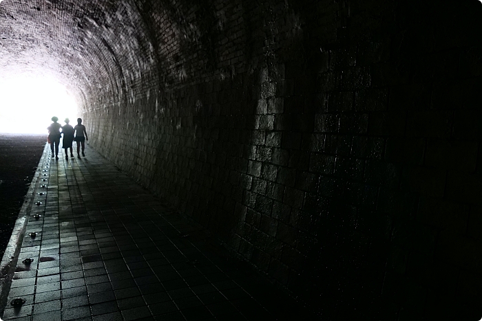 苗栗崎頂子母隧道。適合夏天來的舊鐵道。一秒化身電影主角，拍出奇幻剪影風，山洞外還能吹風、聽海、追火車～ @捲捲頭 ♡ 品味生活