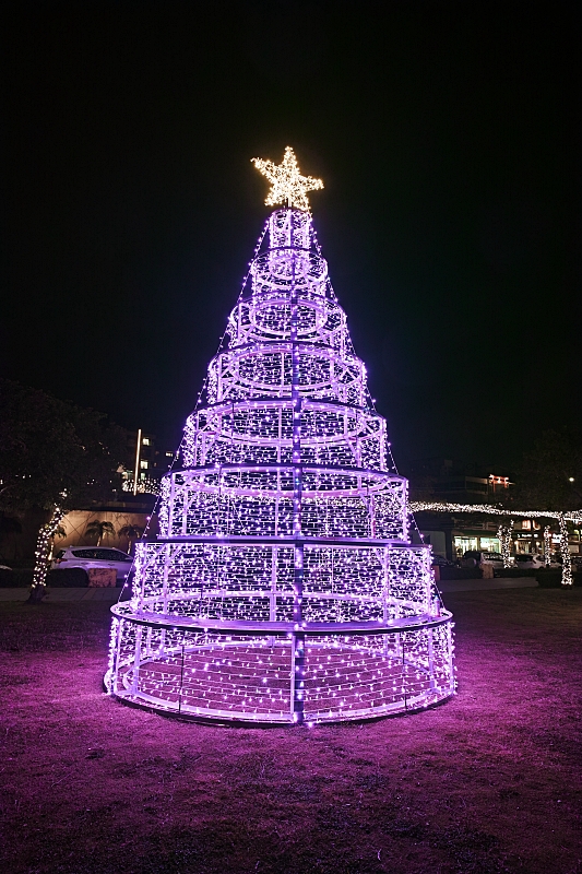 淡水八里聖誕燈節》 免費拍到明年，六大好拍亮點等你來收集！ 紫羅蘭星光大道、還有巴黎艾菲爾鐵塔、紫色蛋糕樹～ @捲捲頭 ♡ 品味生活