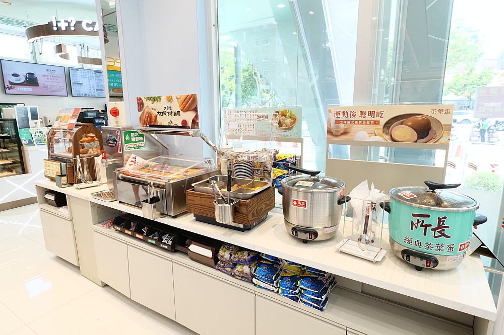 7-11「亞洲第１萬店」，台南安平亞萬門市，7/12正式開幕。統一6品牌進駐結合手沖咖啡、烘焙麵包、21TOGO、博客來、K-Seren，這裡太好逛～ @捲捲頭 ♡ 品味生活