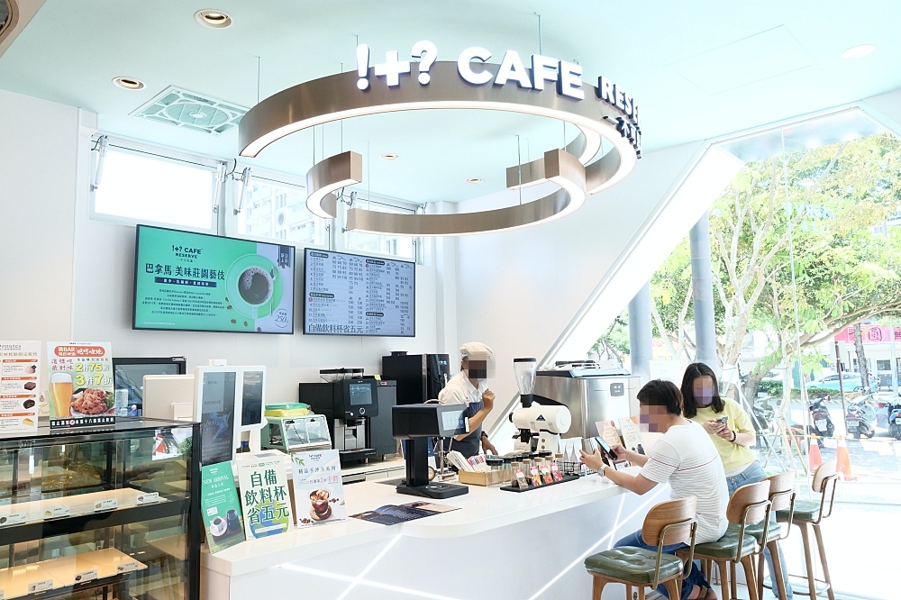 7-11「亞洲第１萬店」，台南安平亞萬門市，7/12正式開幕。統一6品牌進駐結合手沖咖啡、烘焙麵包、21TOGO、博客來、K-Seren，這裡太好逛～ @捲捲頭 ♡ 品味生活