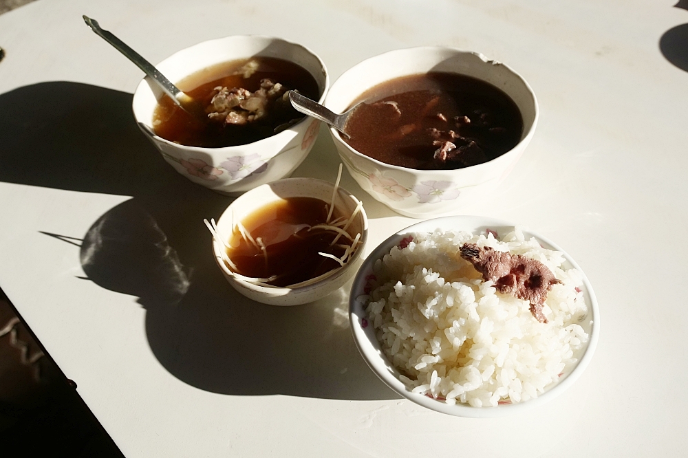 【台南】六千泓佐牛肉湯好吃嗎，市區高人氣排隊牛肉湯，牛肉湯搭白飯是標配（附菜單） @捲捲頭 ♡ 品味生活