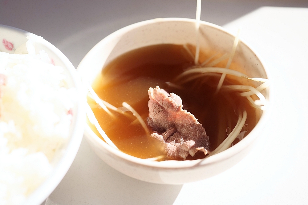 【台南】六千泓佐牛肉湯好吃嗎，市區高人氣排隊牛肉湯，牛肉湯搭白飯是標配（附菜單） @捲捲頭 ♡ 品味生活