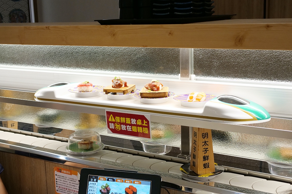 台中平祿壽司五權店，日本平價壽司，有機器貓帶位還有子彈列車送餐。(2023菜單） @捲捲頭 ♡ 品味生活