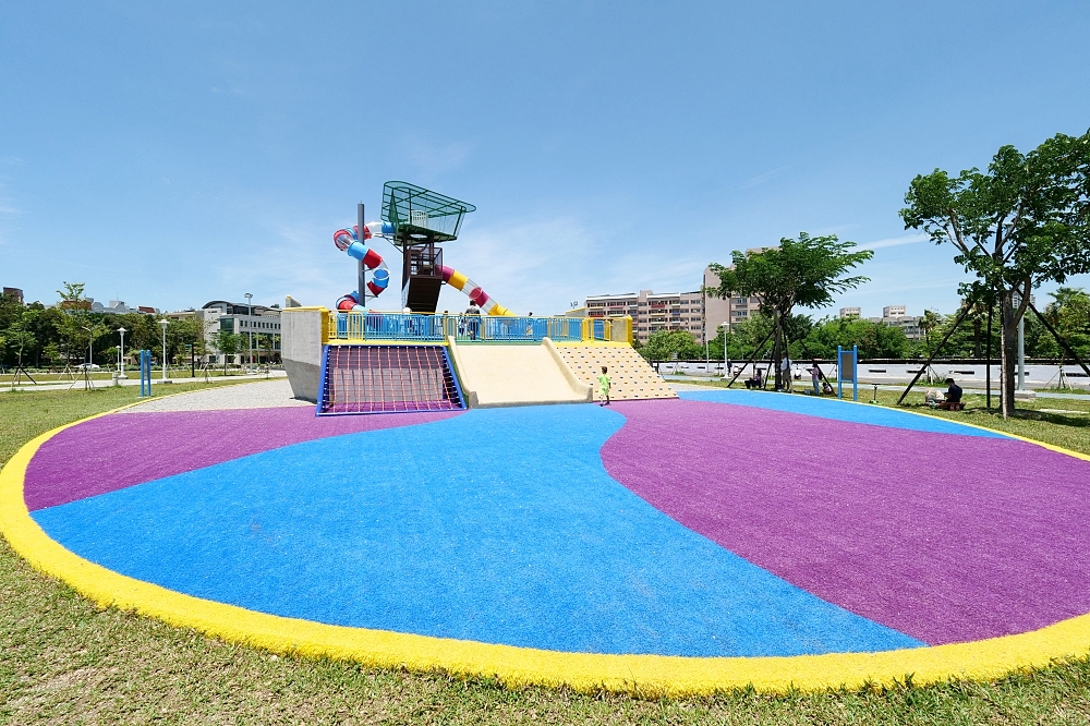 台南健康綠洲公園，這裡遛小孩一整天，一來就衝３層樓高「大船溜滑梯」，還能玩低空飛行～ @捲捲頭 ♡ 品味生活