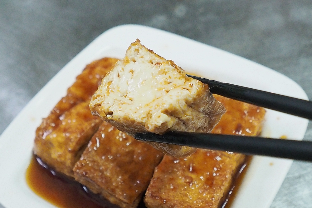 宜蘭慈安路臭豆腐，獨門黑色辣醬淋上去，香酥、板烤都好吃（菜單價錢） @捲捲頭 ♡ 品味生活