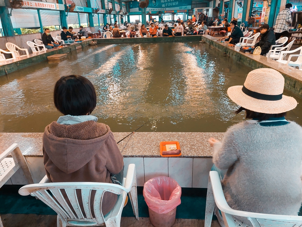 宜蘭太平洋釣蝦場，這間釣蝦場根本就是餐廳，邊烤肉邊釣蝦超能殺時間 @捲捲頭 ♡ 品味生活