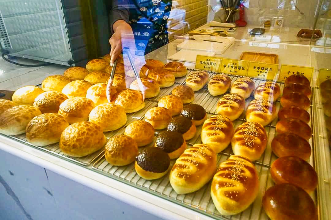 台南李老闆香港菠蘿包，當日新鮮現烤，超好吃奶油嘴裡爆炸，必點招牌菠蘿油、雞尾包 @捲捲頭 ♡ 品味生活