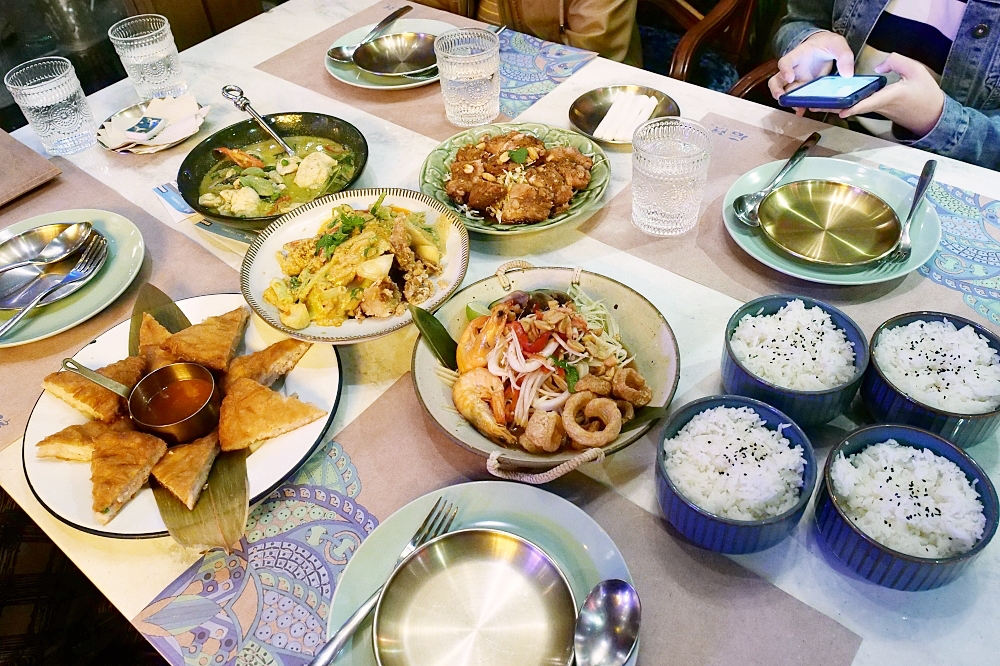 台南Nest de后院泰式餐廳，一秒到泰國的叢林餐廳，椰絲超司夾餅、南洋綠咖哩都是必點！ @捲捲頭 ♡ 品味生活