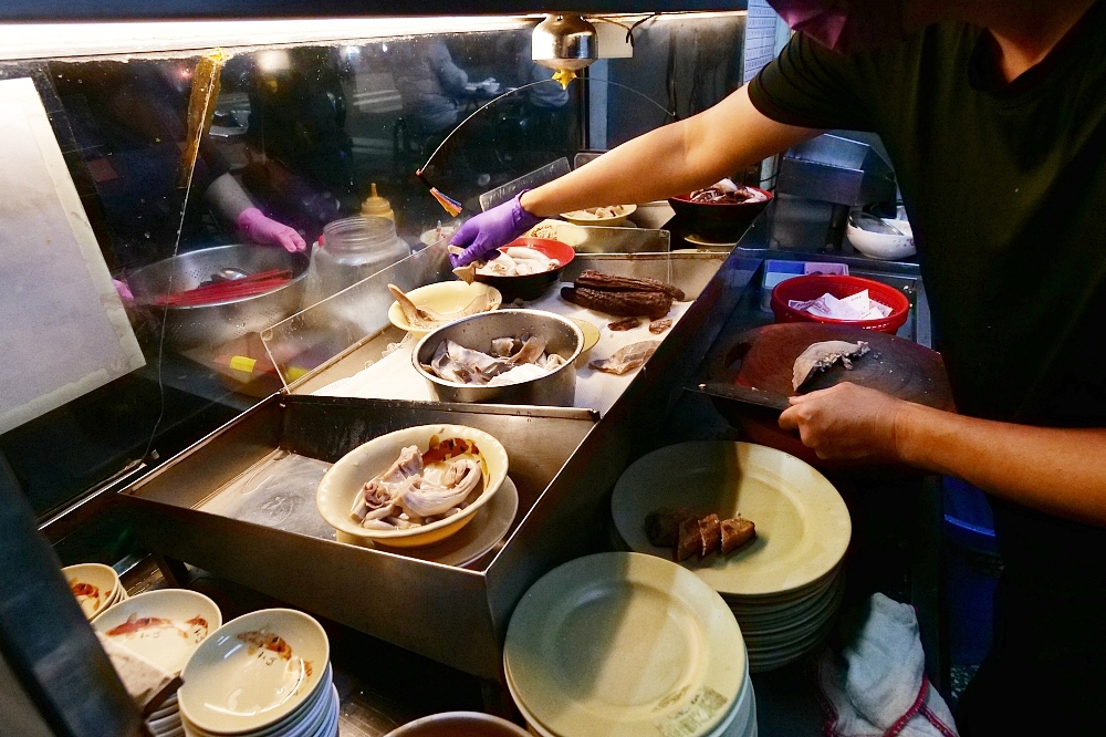 阿龍香腸熟肉 |小菜切料一律25元,台南80年老店（菜單價錢） @捲捲頭 ♡ 品味生活