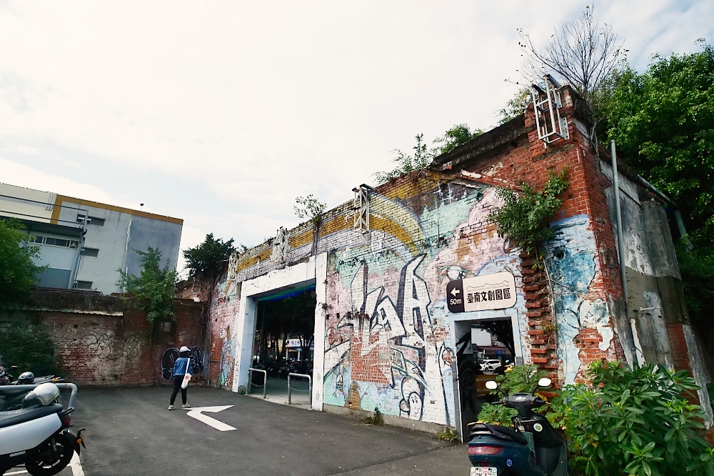 星巴克台南文創門市，紅磚牆X藍窗花，古蹟迷必朝聖，喝咖啡拍美照一次搞定 @捲捲頭 ♡ 品味生活