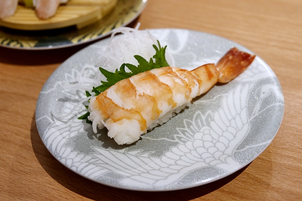 合點壽司內湖店》來自日本前六大的迴轉壽司，師傅現點現做新鮮上桌！ @捲捲頭 ♡ 品味生活