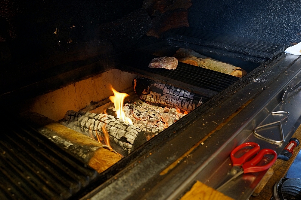 台南木漢堡原木炭烤漢堡聚落，無法一手掌握的漢堡，龍眼木的香氣搭配完美的火候，超美味～ @捲捲頭 ♡ 品味生活