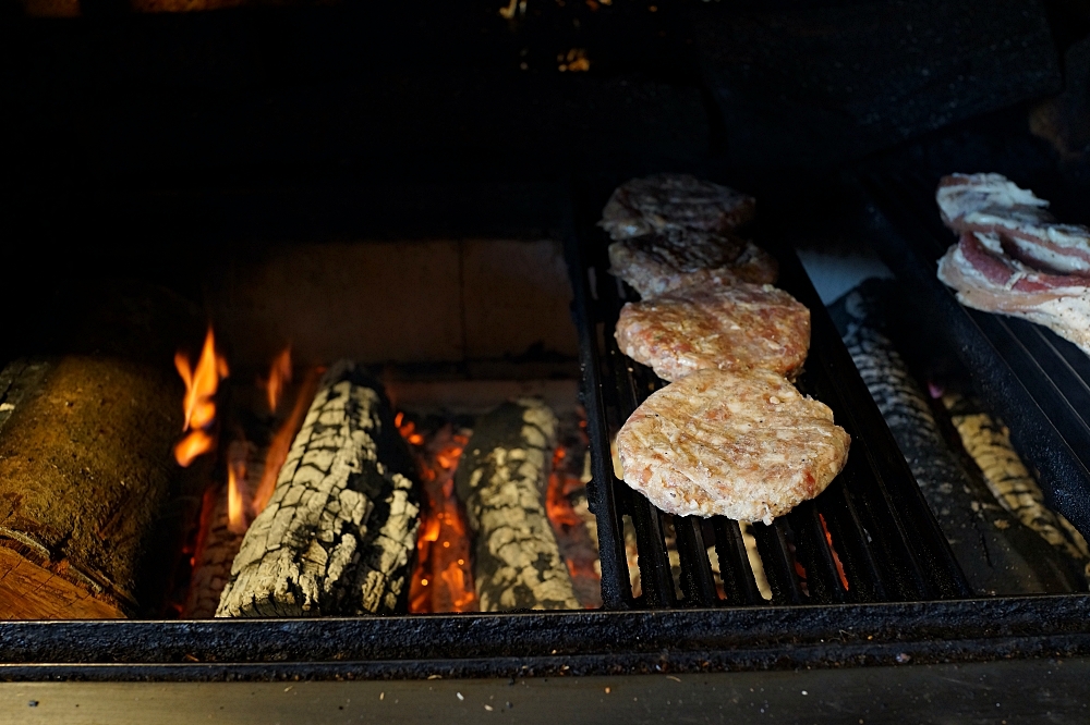 台南木漢堡原木炭烤漢堡聚落，無法一手掌握的漢堡，龍眼木的香氣搭配完美的火候，超美味～ @捲捲頭 ♡ 品味生活