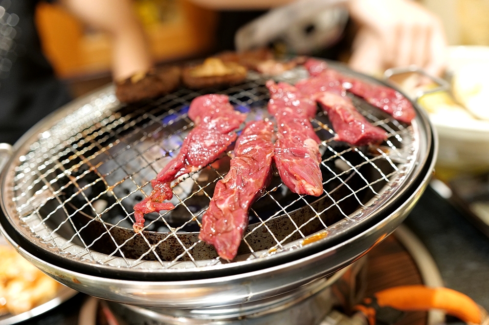 新世界乾杯通り美食推薦，韓國燒肉サランバン，美味燒肉必點牛舌、里肌肉還有牛大腸 @捲捲頭 ♡ 品味生活