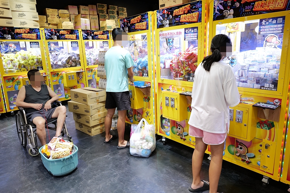 台南夾舖子遊樂園，又大又好夾的零食娃娃機店 @捲捲頭 ♡ 品味生活