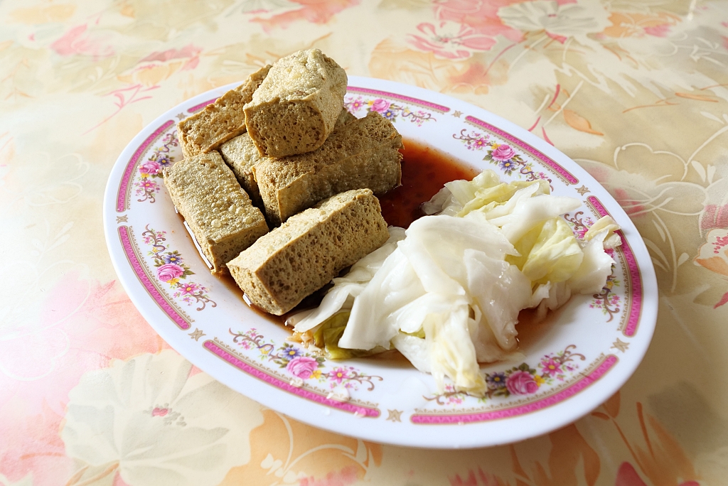 【宜蘭】龍潭廟口傳統臭豆腐，臭豆腐炸的外酥內軟配料多 @捲捲頭 ♡ 品味生活