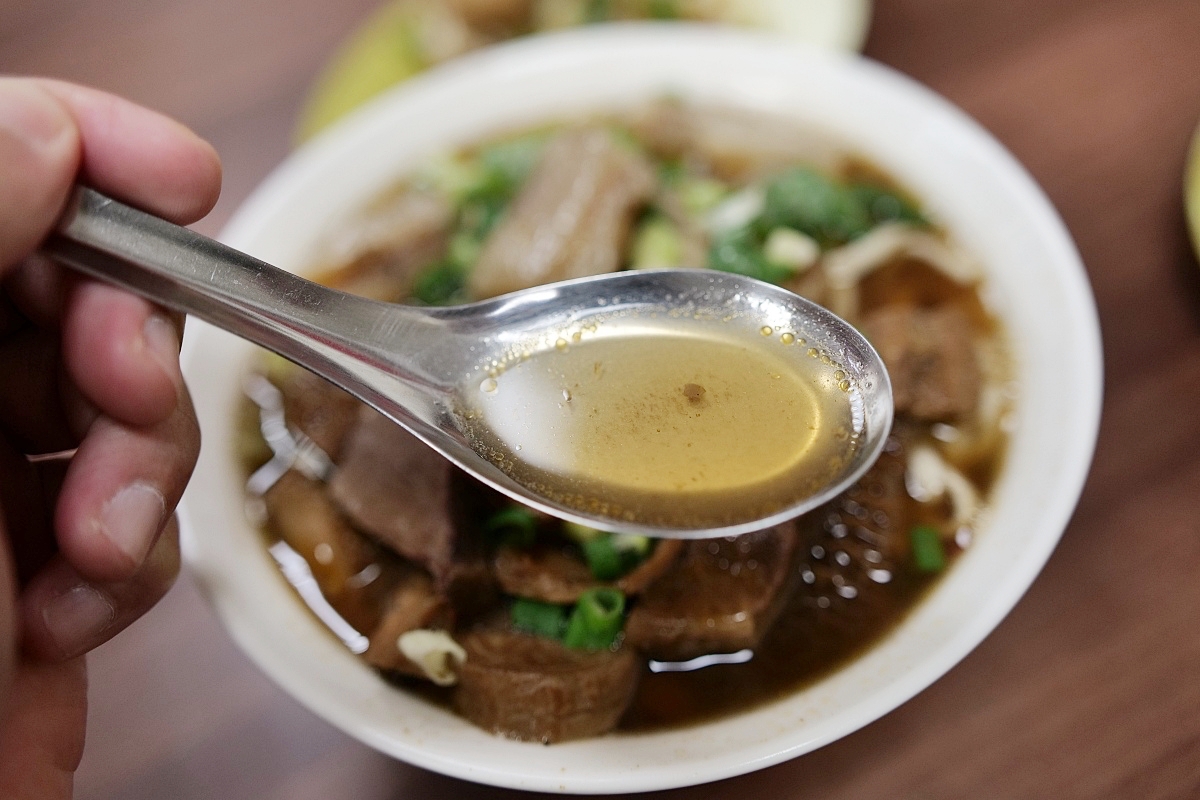 【林家牛肉麵】傳說中林東芳爸爸開的牛肉麵店還能免費加湯 @捲捲頭 ♡ 品味生活
