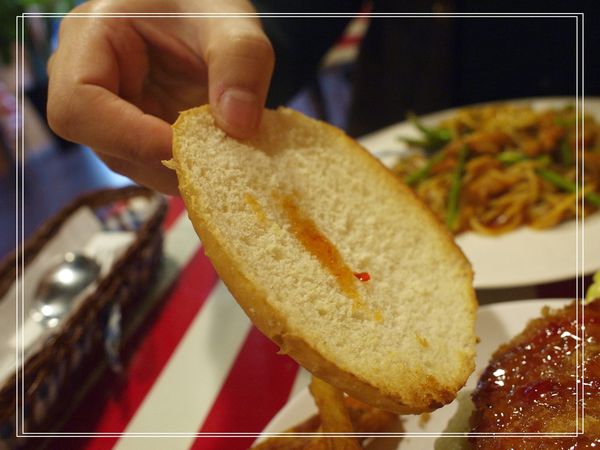 <宜蘭市美食> FEED ME 美式餐廳~巨無霸漢堡 @捲捲頭 ♡ 品味生活