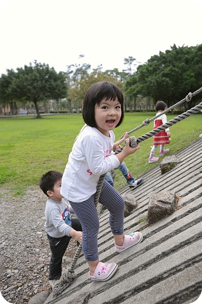 【宜蘭景點】草皮，陽光，歡笑。宜蘭運動公園溜小孩 @捲捲頭 ♡ 品味生活