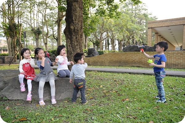 【宜蘭景點】草皮，陽光，歡笑。宜蘭運動公園溜小孩 @捲捲頭 ♡ 品味生活