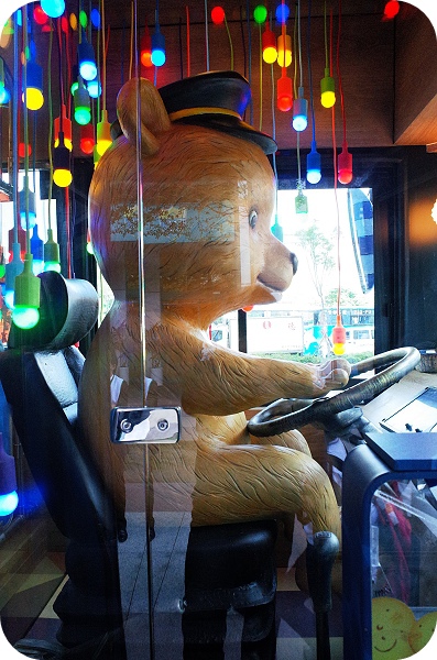 台北101景點⎮幾米月亮公車！可愛的泰迪熊司機，免費又超萌的景點！ @捲捲頭 ♡ 品味生活
