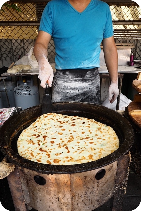 宜蘭南興街無名蔥油餅》傳統市場裡的美味，乾烙餅皮鬆軟帶勁道 吃得到麵粉甜香及蔥香！ @捲捲頭 ♡ 品味生活