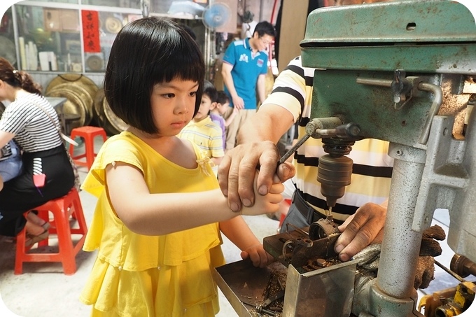 【宜蘭DIY】傳統中找童趣，宜蘭林午鐵工廠小銅鑼 DIY @捲捲頭 ♡ 品味生活