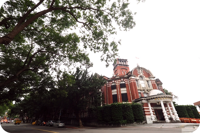 台北景點⎪充滿綠意的樟樹，老建築群，古色古香的紅樓荷造場x小白宫。歷史加美食，很好逛的地方！ @捲捲頭 ♡ 品味生活