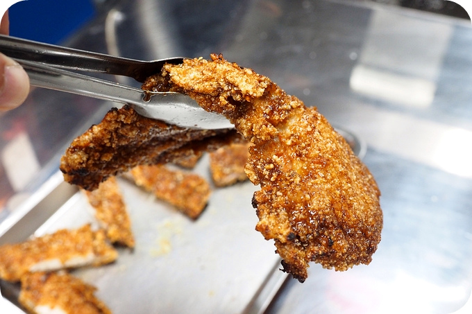 【宜蘭美食】超大超厚超 juicy的 &#8220;家鄉碳烤雞排&#8221;，在宜蘭也吃得到了喔！ @捲捲頭 ♡ 品味生活