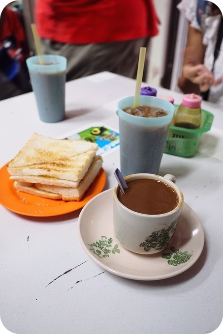 【馬來西亞自助行】椰香咖哩麵，肉骨茶，跟團碰碰嚐美食 (錦華茶餐室，協裕香蕉麵包，阿士里海鮮村，世華肉骨茶，Hometown cafe，Papparich) @捲捲頭 ♡ 品味生活