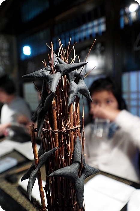 ▋2019東京忍者行▋東京赤阪忍者餐廳。在忍者修煉的山洞裡用餐，每道菜都是華麗出場，還有天衣無縫忍者魔術表演！ @捲捲頭 ♡ 品味生活