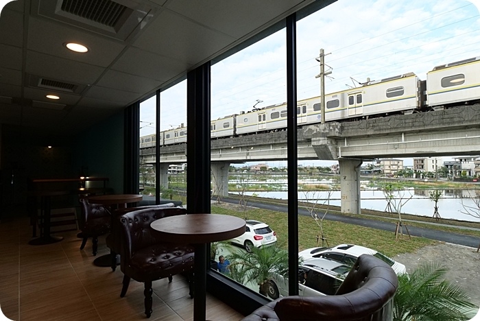 ▋宜蘭景點 ▋鐵道迷必追！看火車喝咖啡，有設計感的萊爾富廣進店，讓人好想去參觀喔！ @捲捲頭 ♡ 品味生活