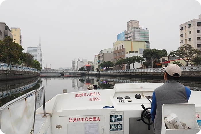 台南》安平運河遊船。從水上看府城，彎腰過橋超刺激！搭船穿越古今，台南水上、陸上都好玩。 @捲捲頭 ♡ 品味生活