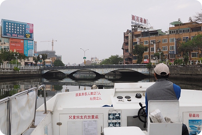 台南》台南運河遊船趣。從水上看府城，彎腰過橋超刺激！搭船穿越古今，台南水上、陸上都好玩。 @捲捲頭 ♡ 品味生活