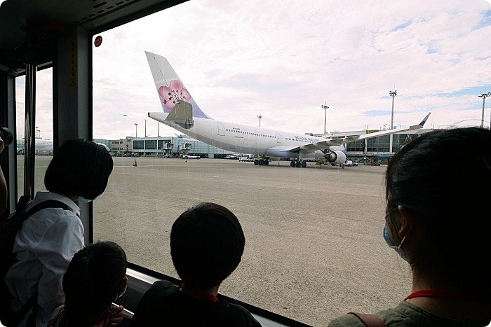 AirAsia 小小航空體驗班⎪裝扮成小小空服員、小小地勤嗨翻桃園機場，check-in行李、登機廣播，還能近距離看飛機起飛！ @捲捲頭 ♡ 品味生活
